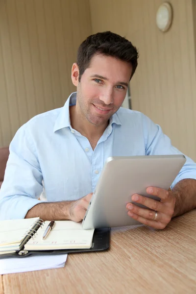 Muž pracuje doma s elektronickým tablet — Stock fotografie
