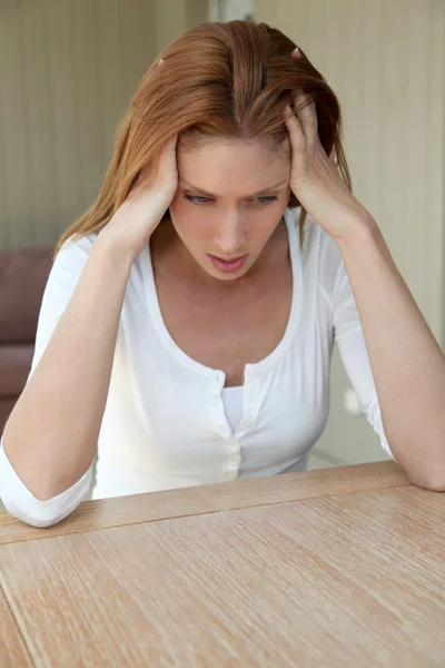 Porträt einer jungen Frau mit Kopfschmerzen — Stockfoto