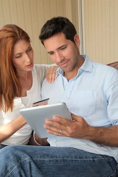 Casal fazendo compras on-line com tablet eletrônico — Fotografia de Stock