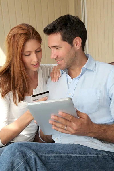 Casal fazendo compras on-line com tablet eletrônico — Fotografia de Stock