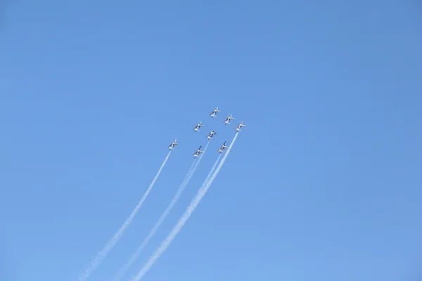 Airshow in cielo blu — Foto Stock