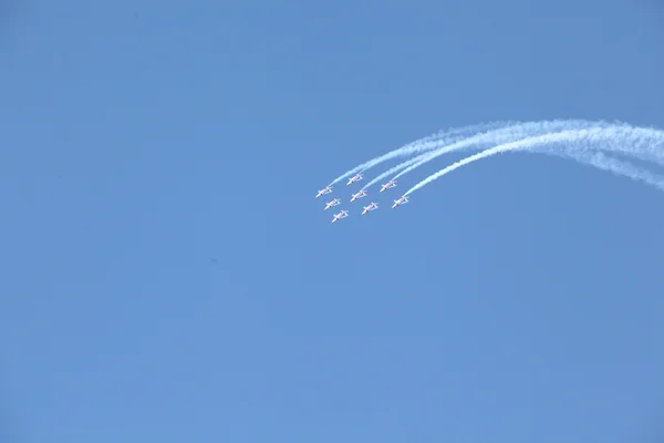 Аерошоу на блакитному небі — стокове фото