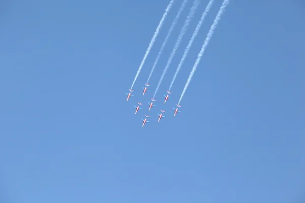 Airshow w błękitne niebo — Zdjęcie stockowe