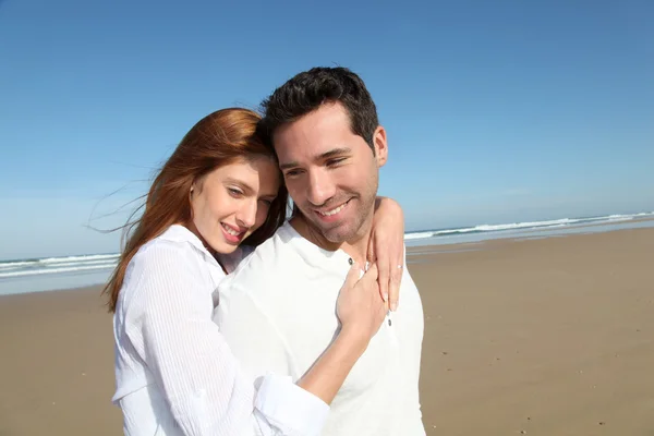 Glad gift par på stranden — Stockfoto