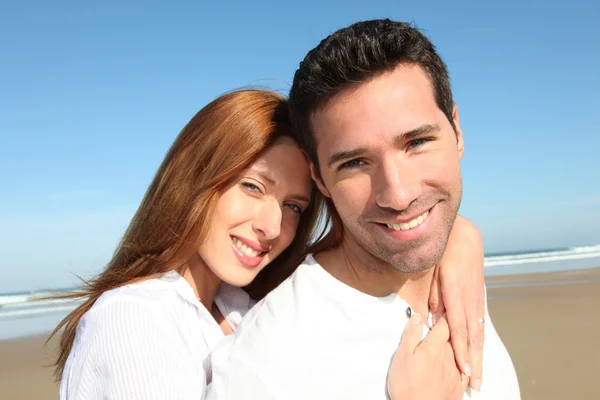 Glückliches Ehepaar am Strand — Stockfoto
