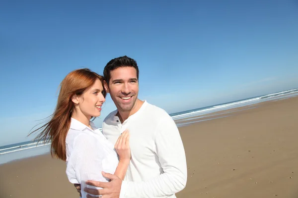 Glad gift par på stranden — Stockfoto