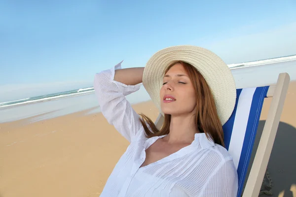 Piękna kobieta w leżak na plaży — Zdjęcie stockowe