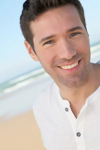 Portrait d'un bel homme à la plage — Photo