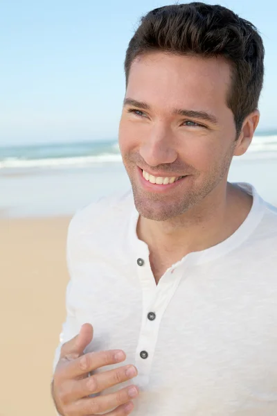 Plajda yakışıklı bir adam portresi — Stok fotoğraf