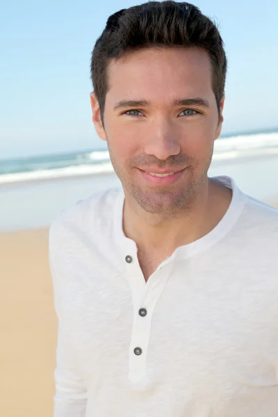Jóképű férfi a strandon portréját — Stock Fotó