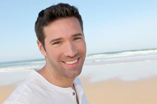 Retrato del hombre guapo en la playa — Foto de Stock