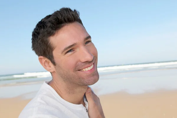 Portrét pohledný muž na pláži — Stock fotografie