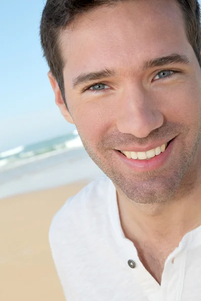 Портрет красивого чоловіка на пляжі — стокове фото