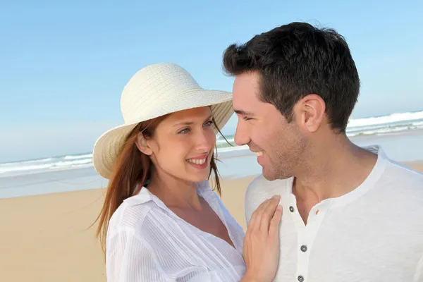 Heureux couple à la plage — Photo