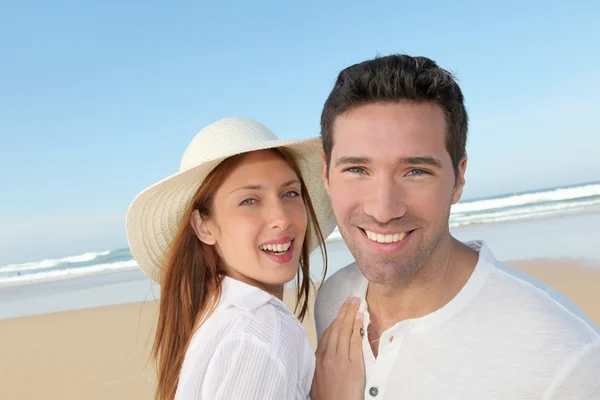 Heureux couple à la plage — Photo