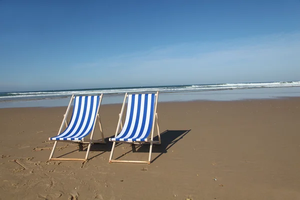 Крупним планом стільці на піщаному пляжі — стокове фото