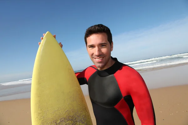 서핑 보드와 젊은 남자의 초상화 — 스톡 사진