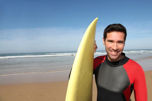 서핑 보드와 젊은 남자의 초상화 — 스톡 사진