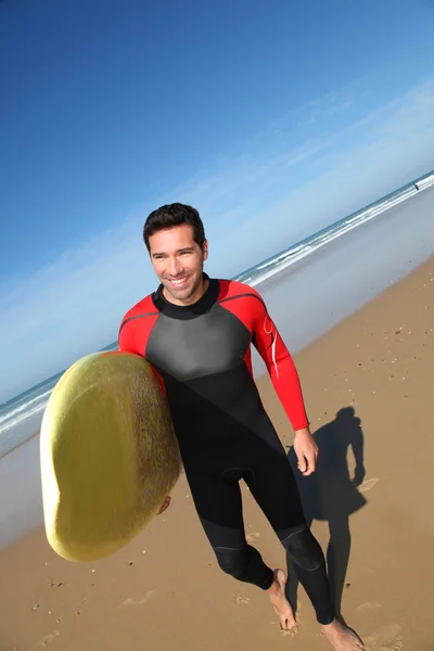 Retrato de jovem com prancha de surf — Fotografia de Stock