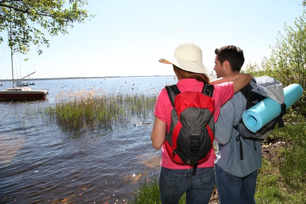 Szczęśliwa para piesze wycieczki nad jeziorem — Zdjęcie stockowe