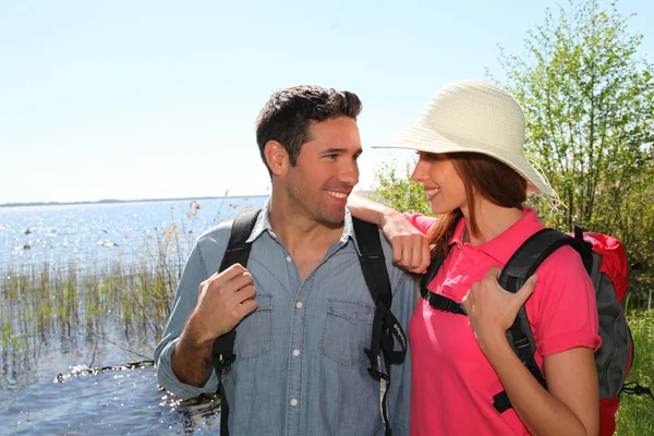 Счастливая пара, путешествующая по озеру — стоковое фото
