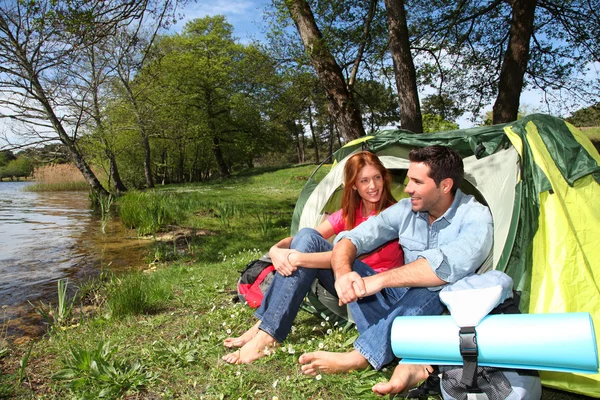 Para robi, camping w lato — Zdjęcie stockowe