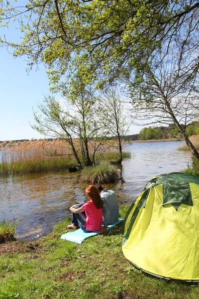 Par gör camping i sommar — Stockfoto