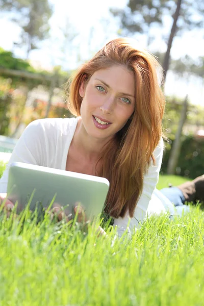 Mulher bonita websurf com tablet eletrônico — Fotografia de Stock