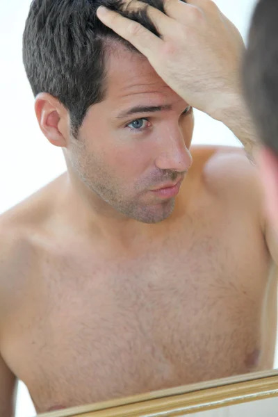 髪の懸念を持つ魅力的な男 — ストック写真