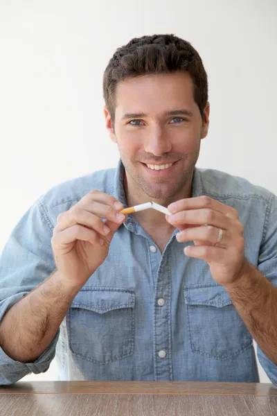 Retrato de homem tentando parar de fumar — Fotografia de Stock