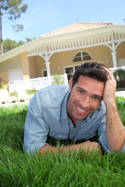 Lächelnder Mann legt heimischen Garten an — Stockfoto