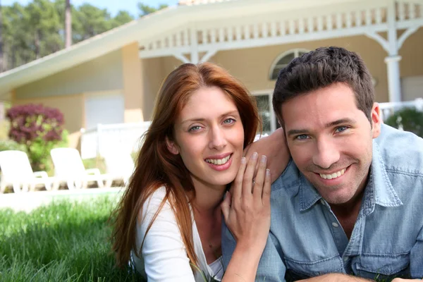 Lyckliga paret fastställande i deras hem trädgård — Stockfoto