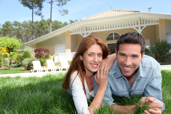 Lyckliga paret fastställande i deras hem trädgård — Stockfoto