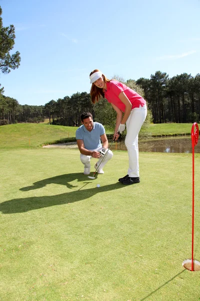 Mujer aprendiendo a jugar al golf — Foto de Stock