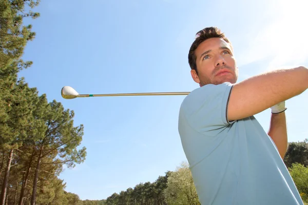 Porträt eines Golfers, der im Sommer spielt — Stockfoto