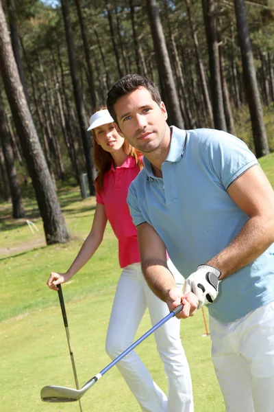Couple playing golf on a sunny day — Stock Photo, Image