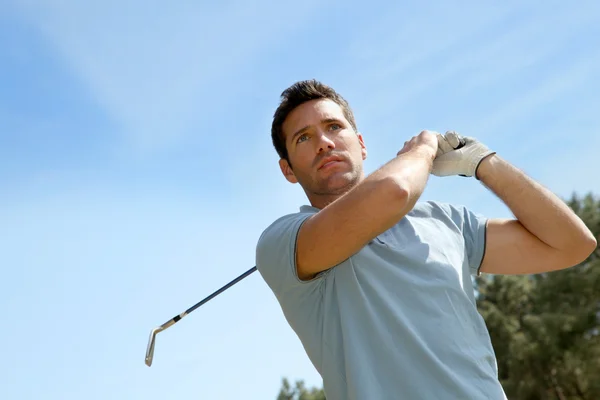 Porträtt av golfspelare som spelar på sommaren — Stockfoto