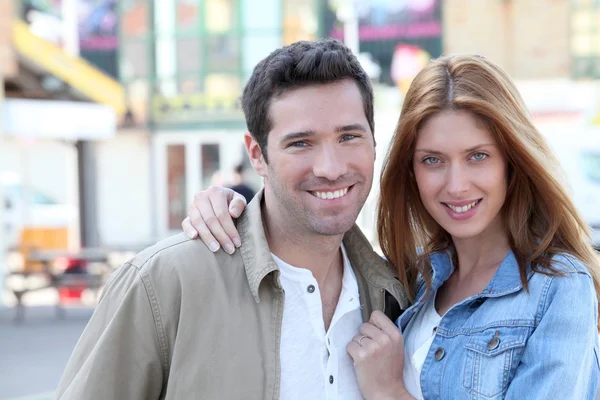 Lyckliga par gör shopping i stan — Stockfoto
