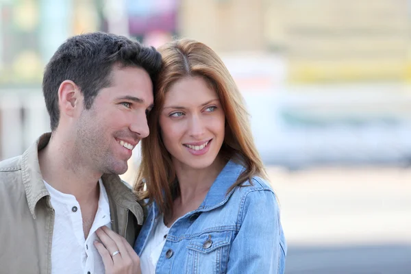 Счастливая пара делает покупки в городе — стоковое фото