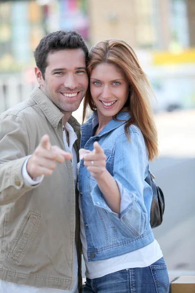Lyckliga paret med tummen upp i stan — Stockfoto
