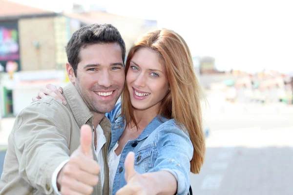 Ritratto di coppia sorridente con i pollici in su — Foto Stock