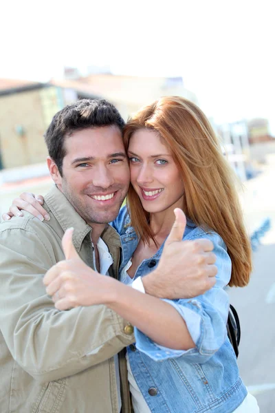 微笑夫妇与大拇指向上的肖像 — 图库照片