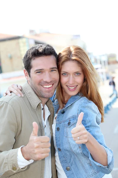 微笑夫妇与大拇指向上的肖像 — 图库照片