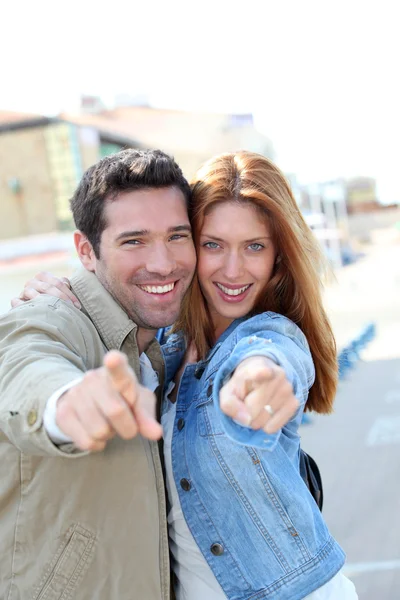 Portrét šťastnému páru na kameru — Stock fotografie