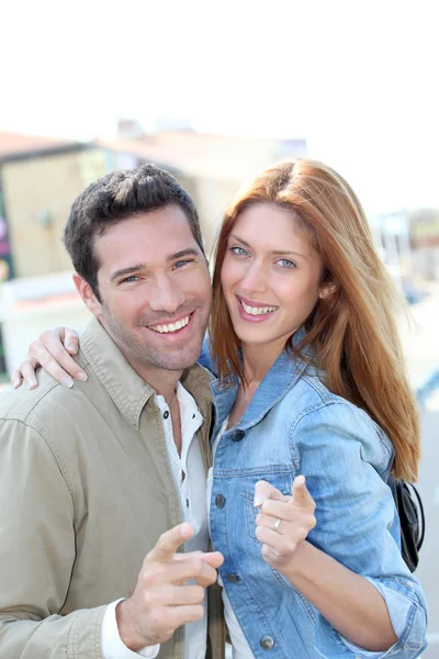 Porträtt av lyckliga par pekar på kamera — Stockfoto