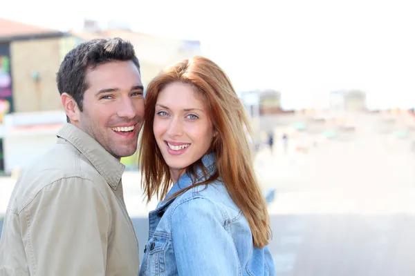 幸せな笑みを浮かべてカップルの肖像画 — ストック写真