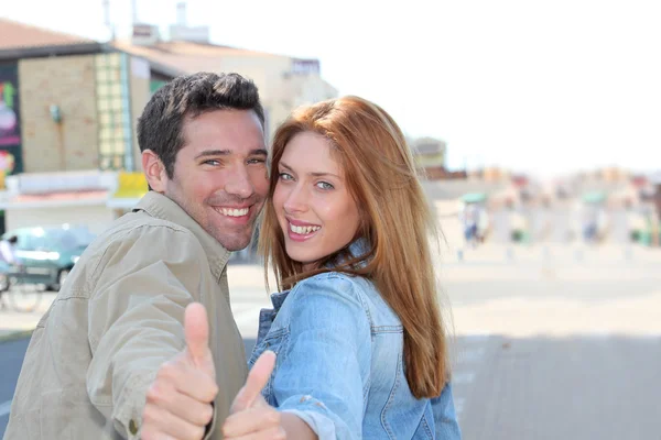 Retrato de casal sorridente com polegares para cima — Fotografia de Stock