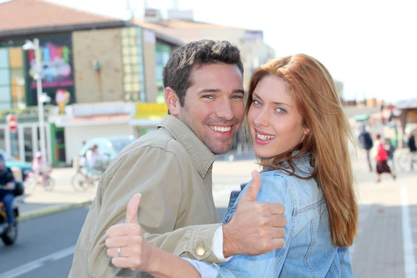 Porträt eines lächelnden Paares mit erhobenem Daumen — Stockfoto