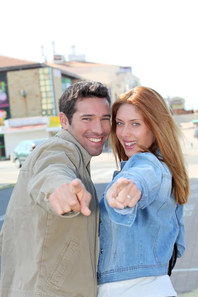 Porträt eines glücklichen Paares, das auf die Kamera zeigt — Stockfoto