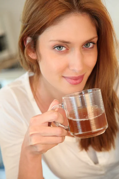 Mooie vrouw houden kopje thee — Stockfoto